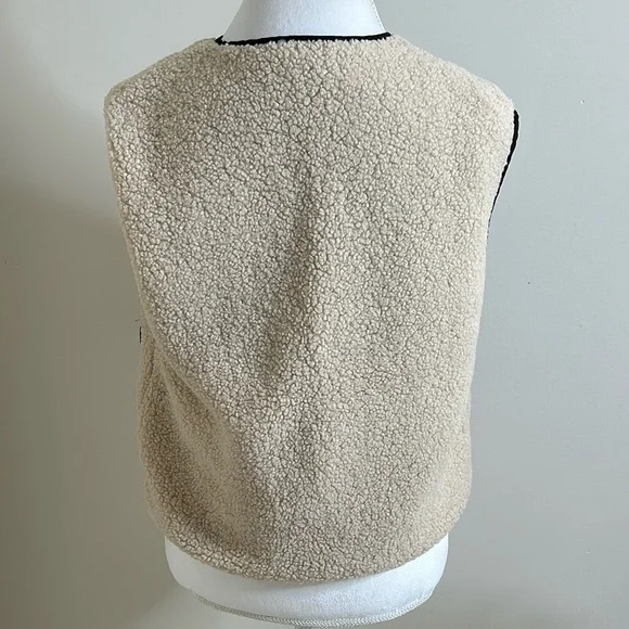 The Lynk fuzzy vest trimmed with blk - Picture 7 of 9